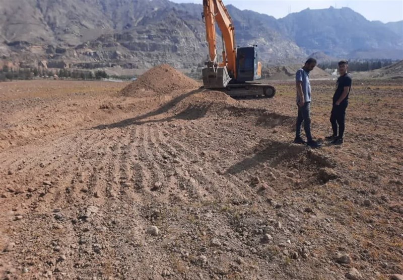 حفاری با بیل مکانیکی در گورستان باستانی شهرری