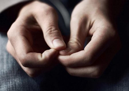 ۹ اشتباه در سبک زندگی که ما را نگران و مضطرب می‌کند